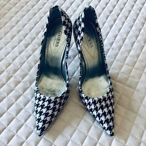Guess pumps